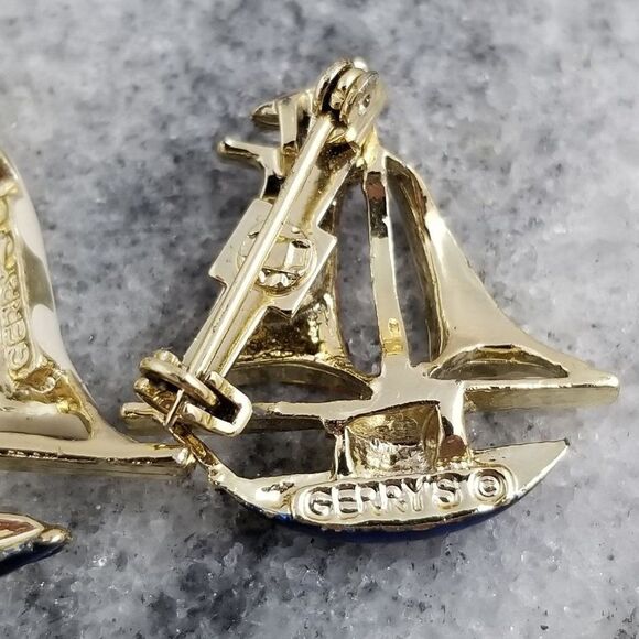 Vintage Gerrys Sailboat Scatter Pins, Brooch, Red, White, Blue Enamel, Estate - Picture 4 of 6
